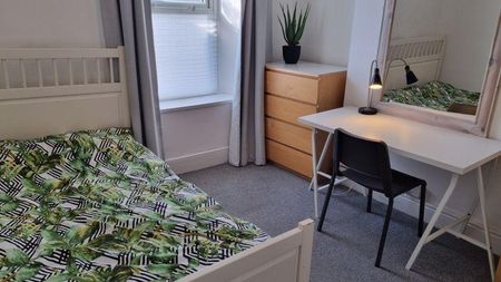 4 bedroom terraced house to rent - Photo 5