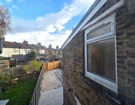 2 bedroom terraced house to rent - Photo 4