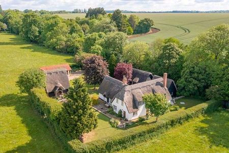 An extended detached family home that sits within beautifully presented gardens - Photo 2