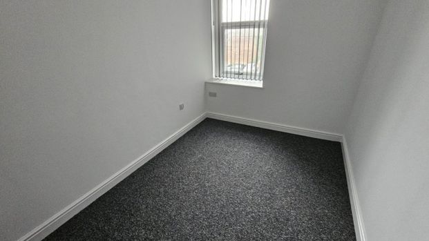 2 bed Flat - To Let - Photo 1