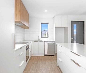 Stunning Three Bedroom - Photo 3