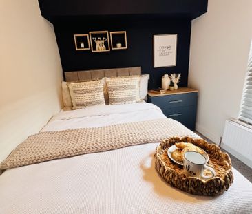 BEDROOM 1- LARGE DOUBLE ENSUITE - Photo 4