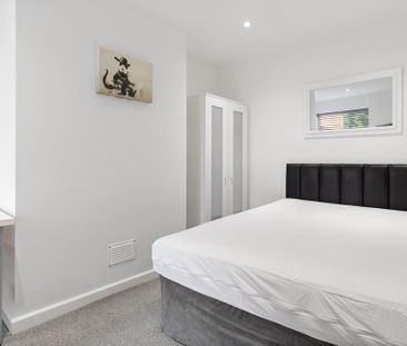 8 bedroom semi-detached house to rent - Photo 4