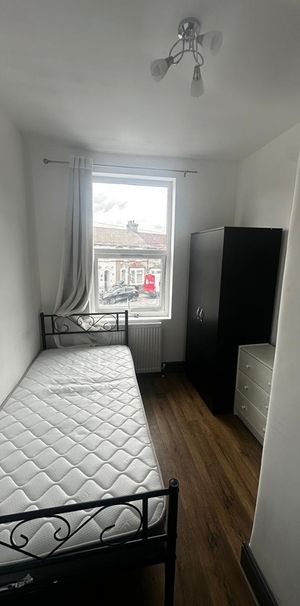 Room in a Shared House, Essex Road, IG11 - Photo 2