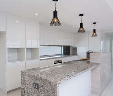 Convenient & Spacious Water View Apartment - Photo 5