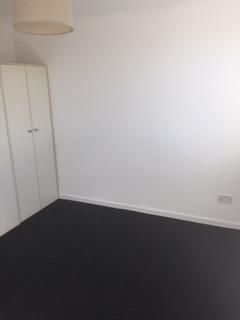 3 bedroom flat to rent - Photo 4