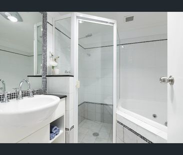 Stylish Modern Apartment with Secure Parking - Photo 3