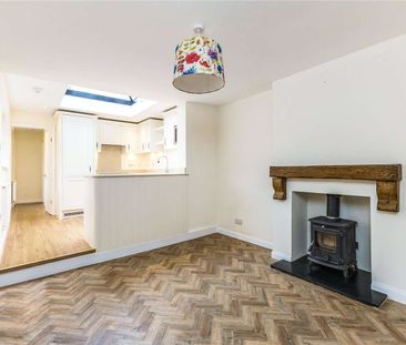 A delightful, modernised two/ three bedroom cottage in the heart of... - Photo 2