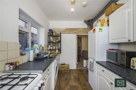 4 bedroom end of terrace house to rent - Photo 3