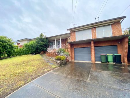 HUGE FAMILY HOME! - Photo 2