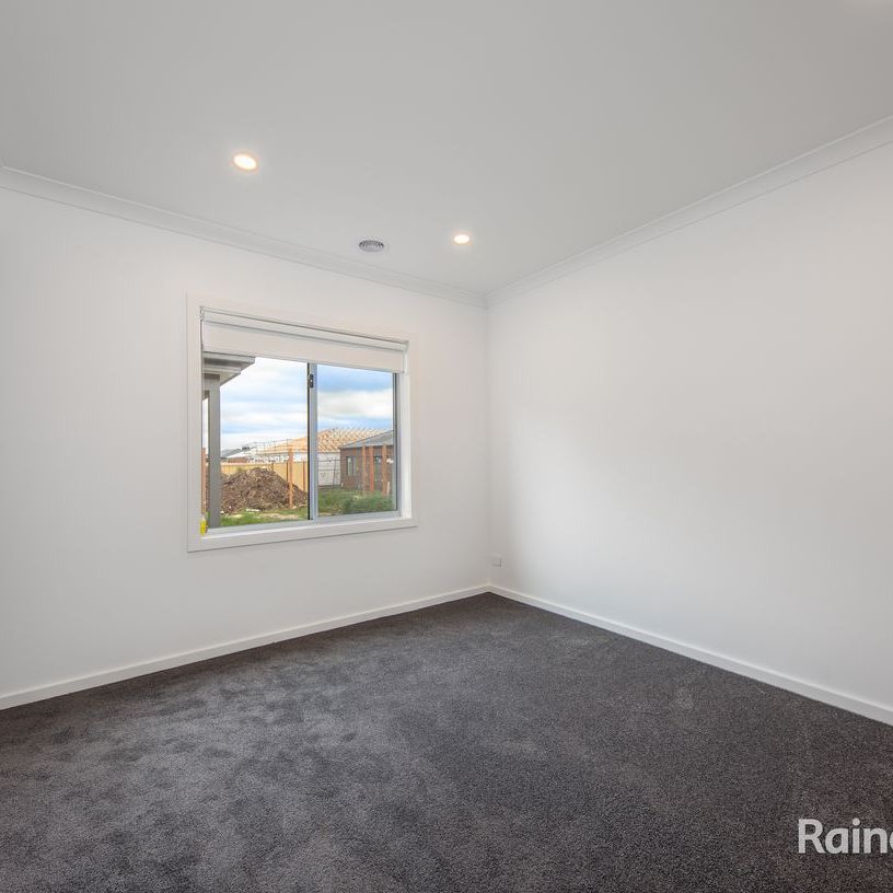 Modern 4 bedroom home - Photo 1