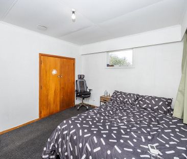 Spacious 3 bedroom brick house and fully fenced - Photo 6