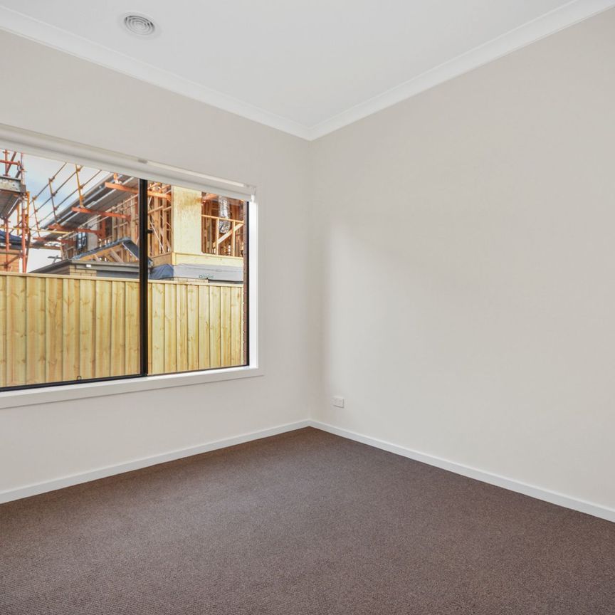 8 Mahatma Road, Werribee - Photo 1