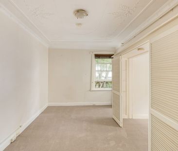 Renovated, sunlit top-floor home in garden complex Palm Court - Photo 4