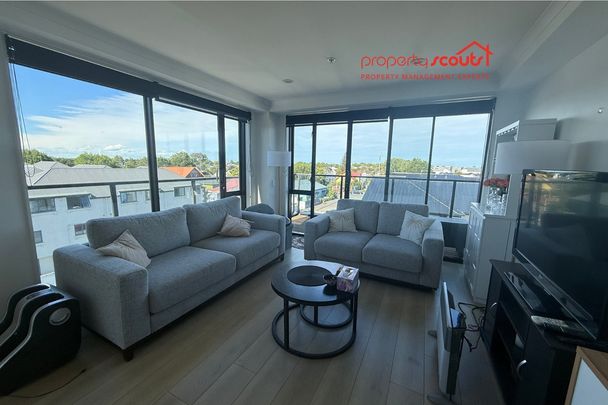 Modern 2-Bedroom Corner Apartment – Furnished with Stunning City Views! - Photo 1