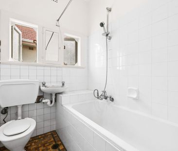 Charming Home Modern Comfort & Sunlit Spaces - Photo 3