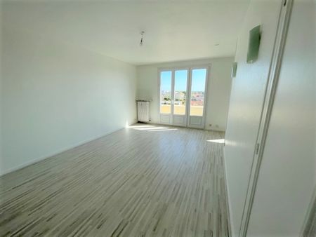 Location Appartement 4 pièces 77m² - Photo 2