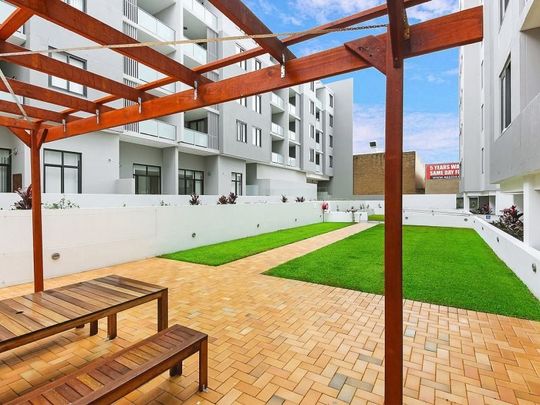 Quietly positioned apartment with premium finishes (entry from Loftus Lane) - Photo 1