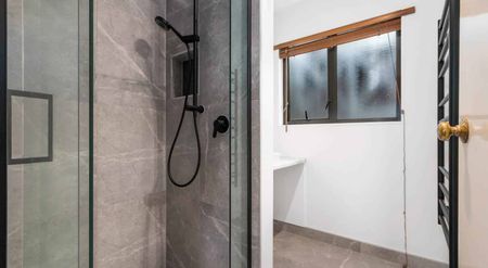 Warm Family Home in Bayview!! - Photo 5