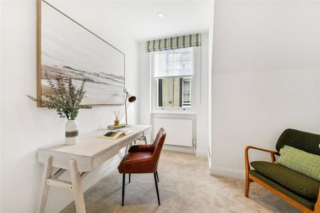 This bright and spacious apartment is situated on the top floor of this elegant Edwardian block with a lift and porter located within walking distance of Hyde Park and transport links. - Photo 2