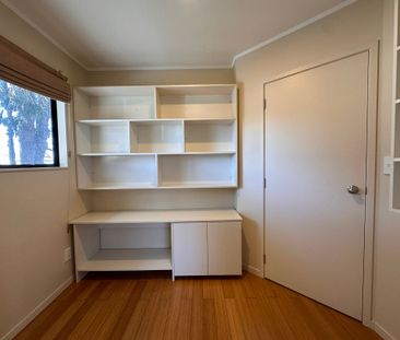 A Peaceful Family Haven Full of Warmth and Character - Photo 2