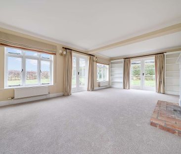 5 bedroom farmhouse in rural setting with off road parking, and law... - Photo 1