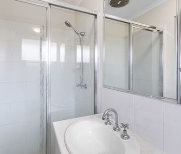 Charming Two-Storey Town House - Photo 3