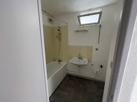 Location - Appartement T3 - 53 m² - Grand-Charmont - Photo 3