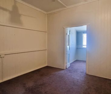 Functional 3 Bedroom Top Level Flat - Photo 6