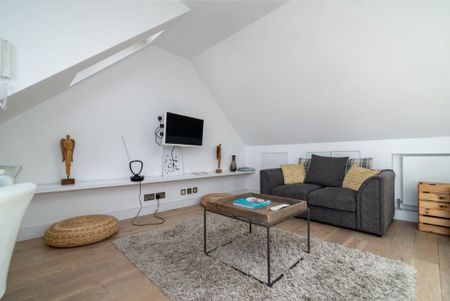 Flat 4, 62 Comeragh Road, London - Photo 2