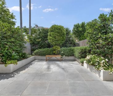 Spacious semi with sunny courtyard - Photo 4