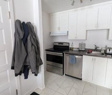 3 1/2 Grand Demi Sous-Sol à Louer | Dispo à partir Avril ou Mai - Photo 2