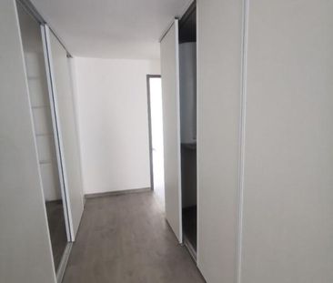 Location Appartement 3 pièces 69m² LE MUY 83490 - Photo 4