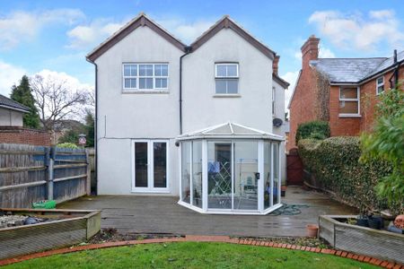 1 bedroom in a house share to rent - Photo 2