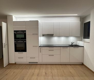 "grosse, moderne 2.5-Zimmer-Wohnung mit Lift und eigenem Waschturm" - Photo 3