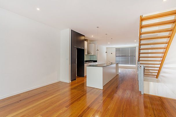 STUNNING TRI-LEVEL TOWNHOUSE! - Photo 1