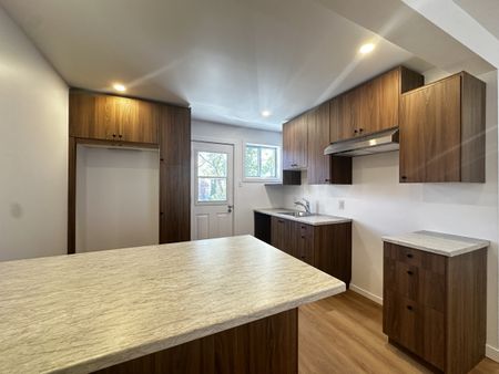 Logement de 2 chambres entièrement rénové sur deux étages - Photo 5