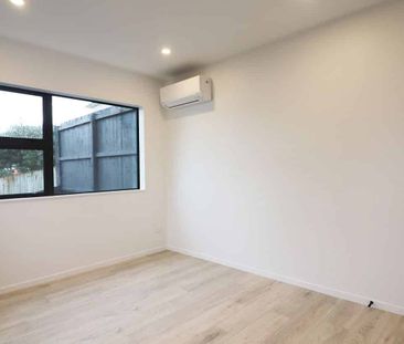 Immaculate, Rare Standalone: 2 Beds, 2 Living + Ca - Photo 1