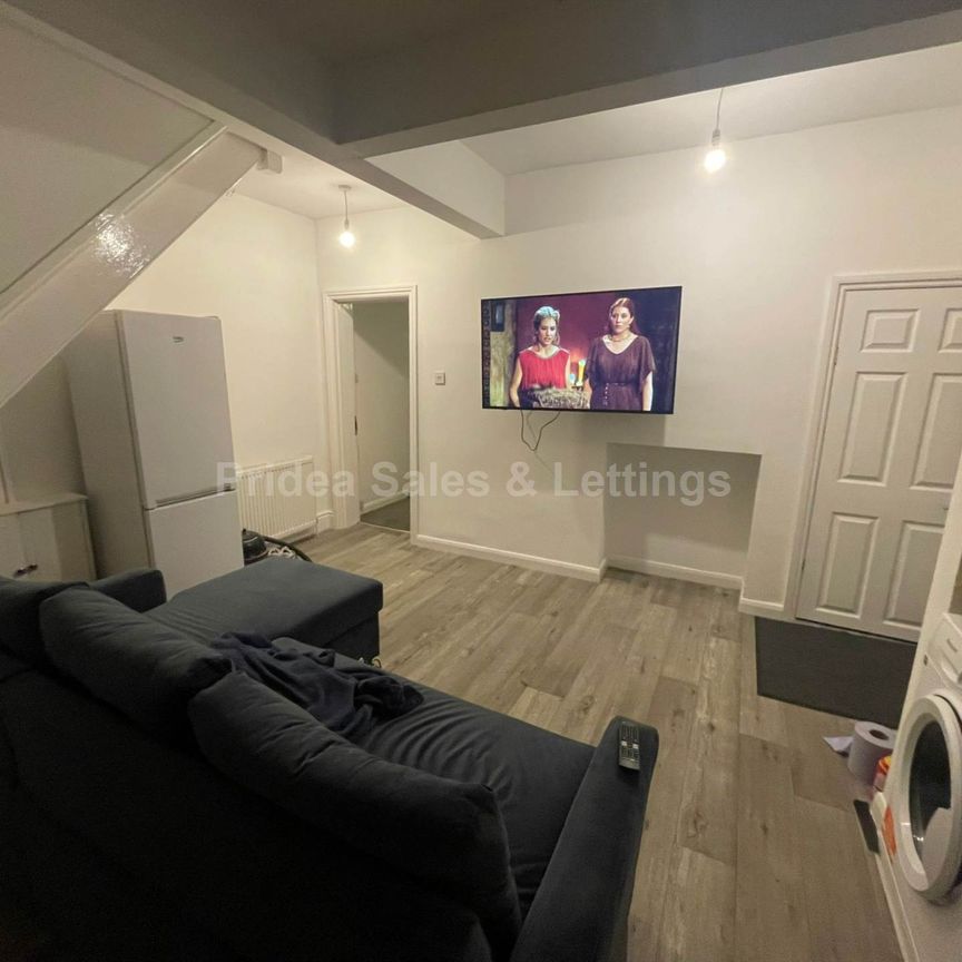 Newcombe Road, Southampton - Photo 1