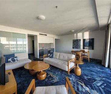 This sophisticated apartment is located in the prestigious waterfro... - Photo 2