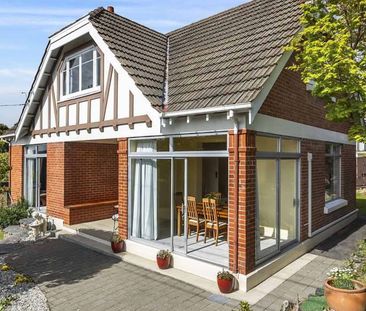 Spacious Māori Hill Home - Photo 3