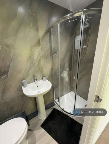 1 bedroom in a house share to rent - Photo 2