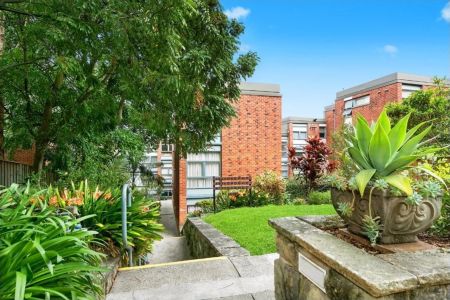 Prime Lindfield location with double lock-up garage. - Photo 4