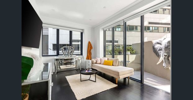 Elegant executive apartment `The Hampton'- couples encouraged to apply - Photo 1