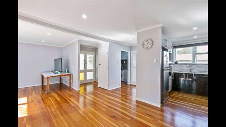 Beautiful Three Bedroom Home! - Photo 2