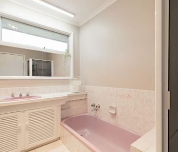 WELL MAINTAINED FAMILY HOME IN GREAT LOCATION - Photo 6