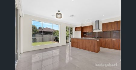 Beautiful spacious family home in heart of Wollert - Photo 2