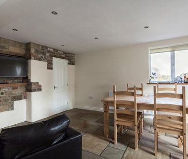 4 bedroom semi-detached house to rent - Photo 4