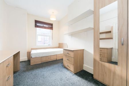 Manor Drive, Leeds - Photo 2