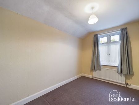 3 bed house to rent in St Philips Avenue, Maidstone, ME15 - Photo 3